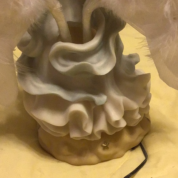 EUC ANGEL FIGURINE, LIGHTS AND PLAYS MUSIC. AFRICAN-AMERICAN cords tall 12”high - Picture 5 of 8